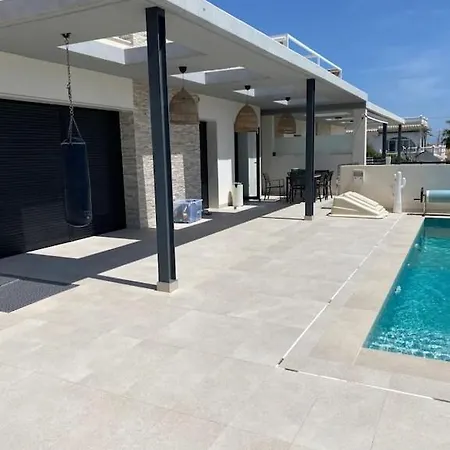Luxe Nieuwebouw Casa de Férias *